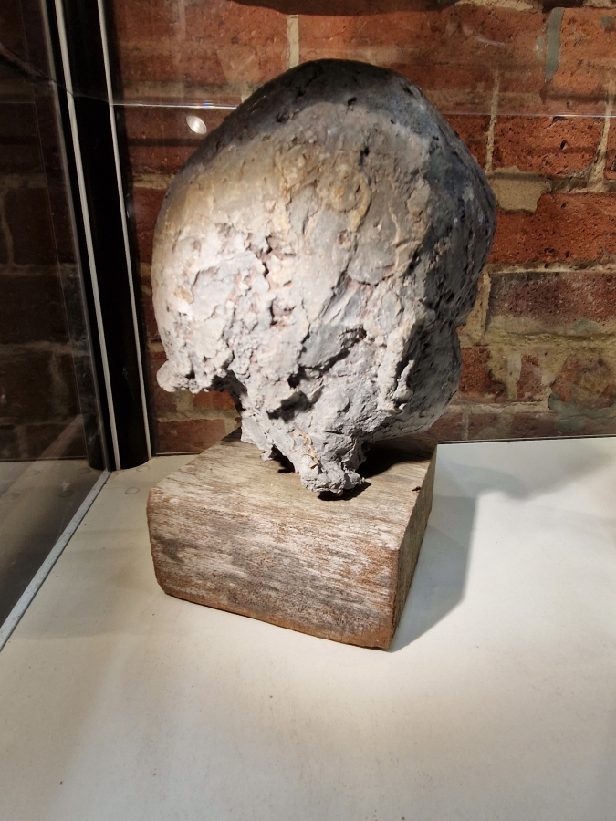 A SCULPTED HEAD OF A CHILD MOUNTED ON A SQUARE WOODEN PLINTH.   H 31cms. - Image 4 of 6