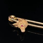 A FOX MASK SAFETY PIN STYLE BROOCH THE FOX WITH RED GEMSET EYES, THE BAR STAMPED 9ct, ASSESSED AS
