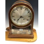 A WINTERHALDER AND HOFMEIER MANTEL CLOCK IN A ROUND ARCHED BEVEL GLAZED MAHOGANY CASE, THE