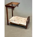 A VICTORIAN DOLLS MAHOGANY HALF TESTER BED WITH A MATTRESS, SHEET, QUILT AND PILLOW CASE. W 47 x D