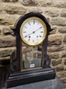 A LATE 19th/EARLY 20th C. MANTLE CLOCK IN A GLAZED BLACK SLATE CASE WITH A WINDOW ONTO THE THREE BAR