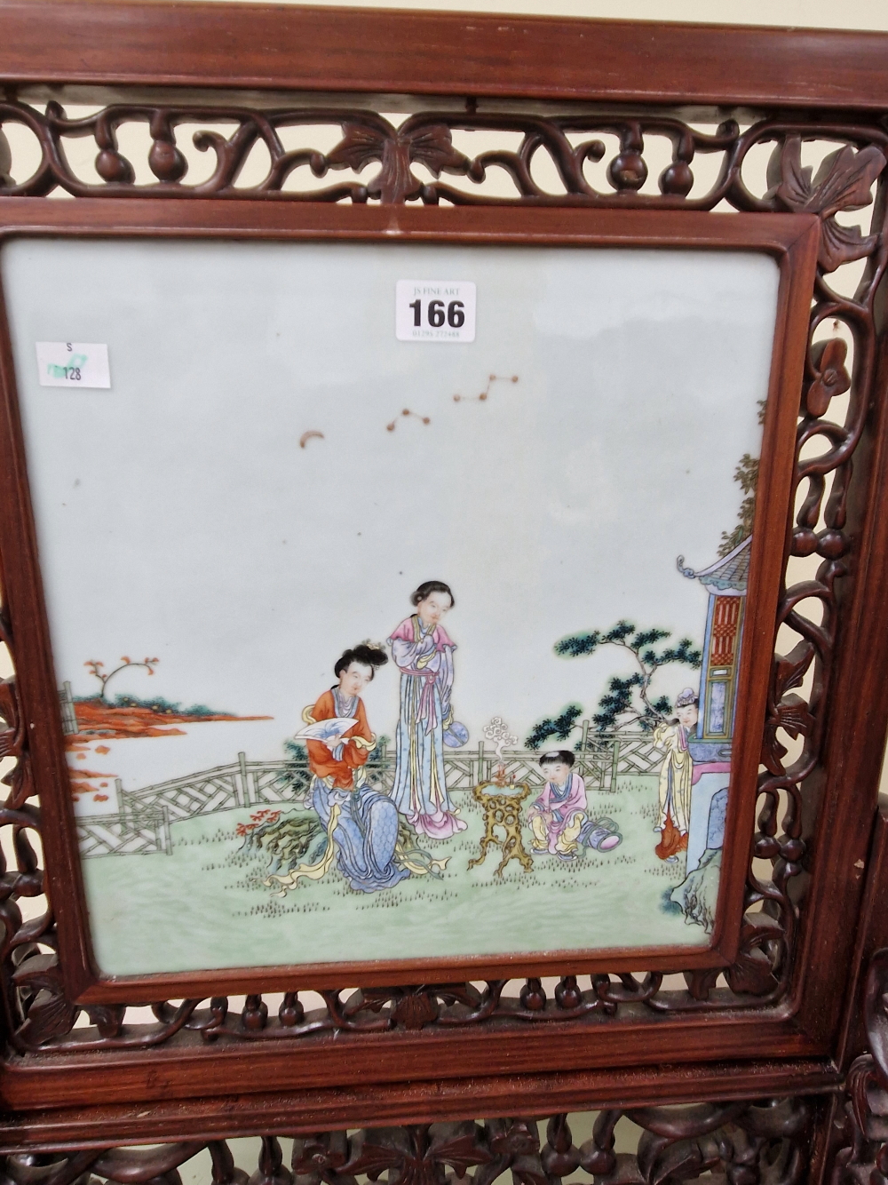 A CHINESE HARDWOOD SET FAMILLE ROSE PLAQUE PAINTED WITH TWO LADIES AND TWO CHILDREN ON A GARDEN - Image 4 of 16
