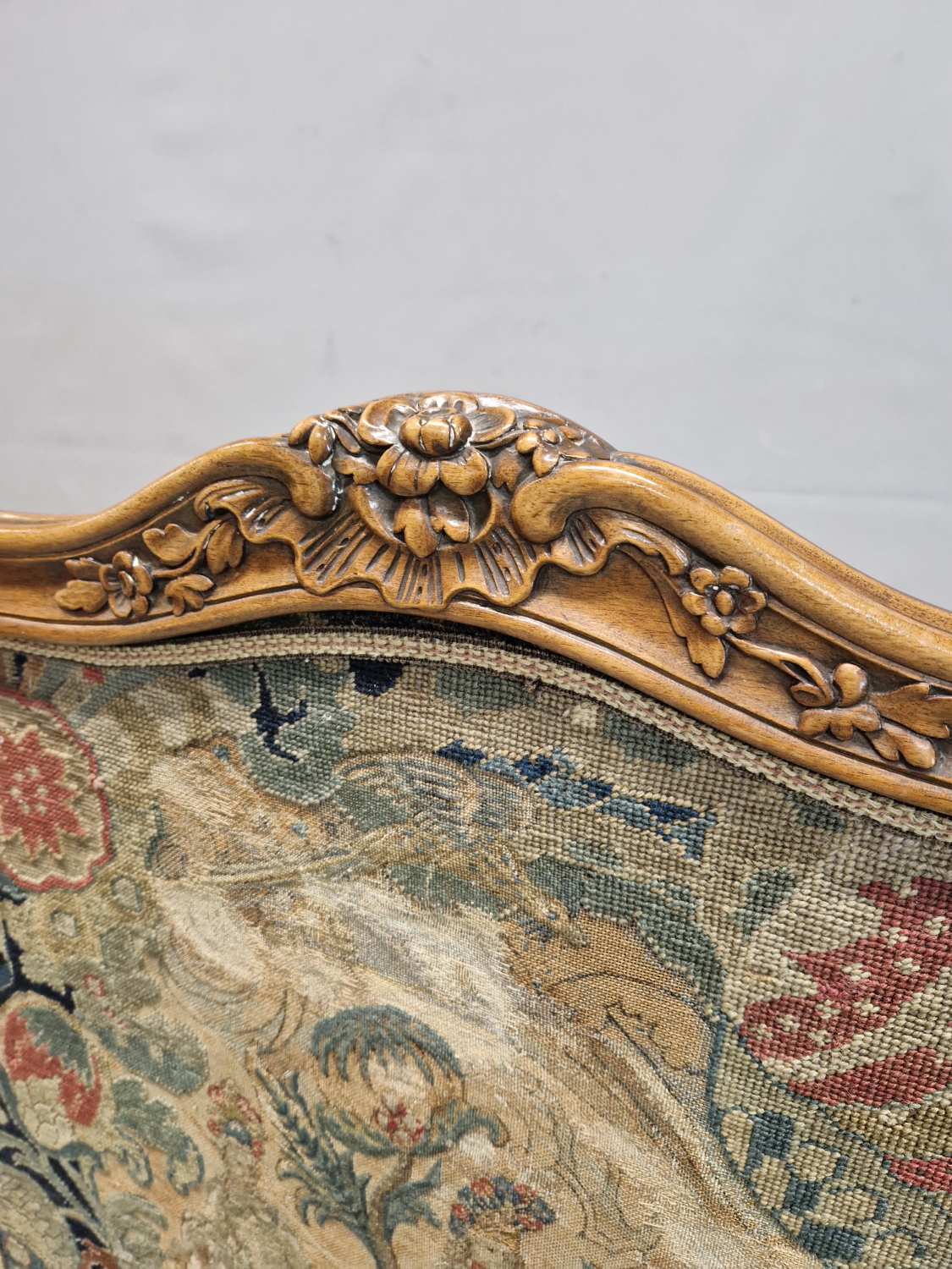 AN EARLY 20th C. MAHOGANY FIRE SCREEN, THE CENTRE OF THE SERPENTINE TOP CARVED WITH FLOWERS, THE - Image 4 of 6