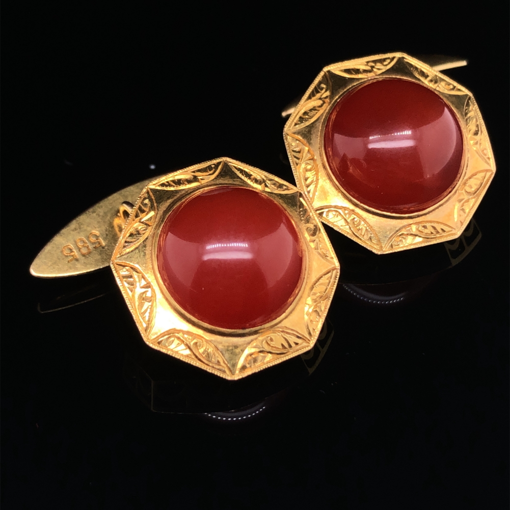A PAIR OF VINTAGE CARNEILAN CABOCHON CUFF LINKS WITH A CHAIN AND TORPEDO FITTING, STAMPED 585, - Image 3 of 4