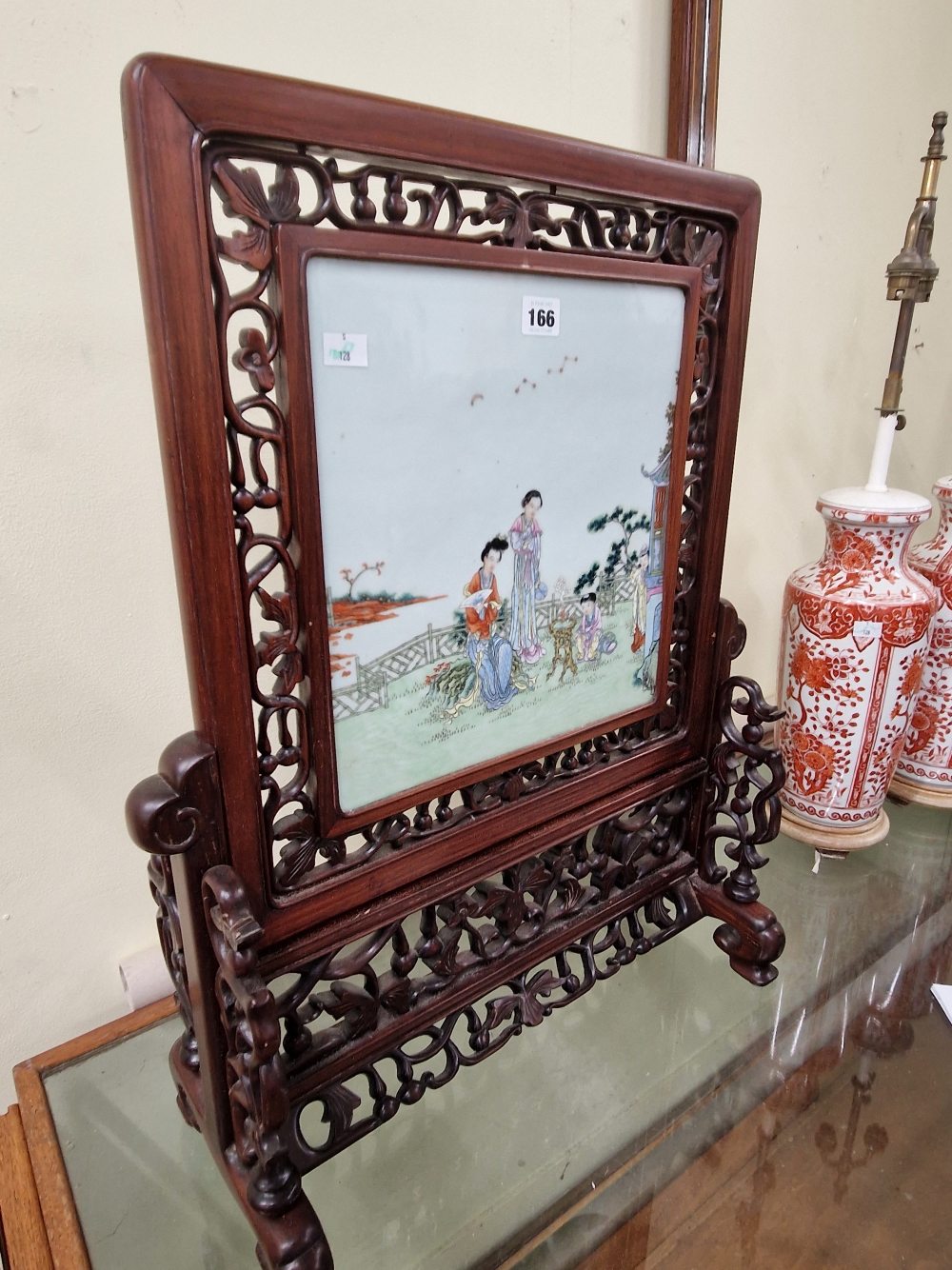 A CHINESE HARDWOOD SET FAMILLE ROSE PLAQUE PAINTED WITH TWO LADIES AND TWO CHILDREN ON A GARDEN - Image 3 of 16