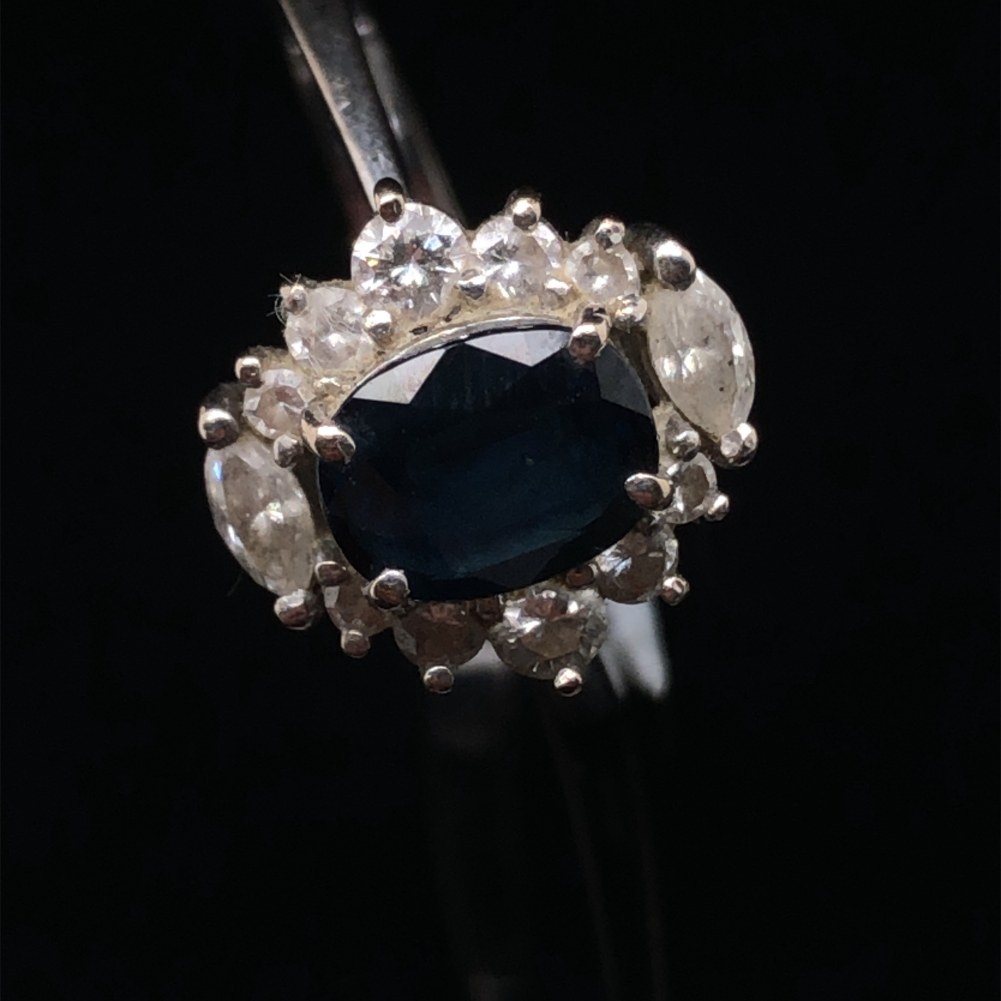 A SAPPHIRE AND DIAMOND CLUSTER RING. THE OVAL SAPPHIRE IN A FOUR CLAW SETTINGS, SURROUNDED BY TWO - Image 4 of 7