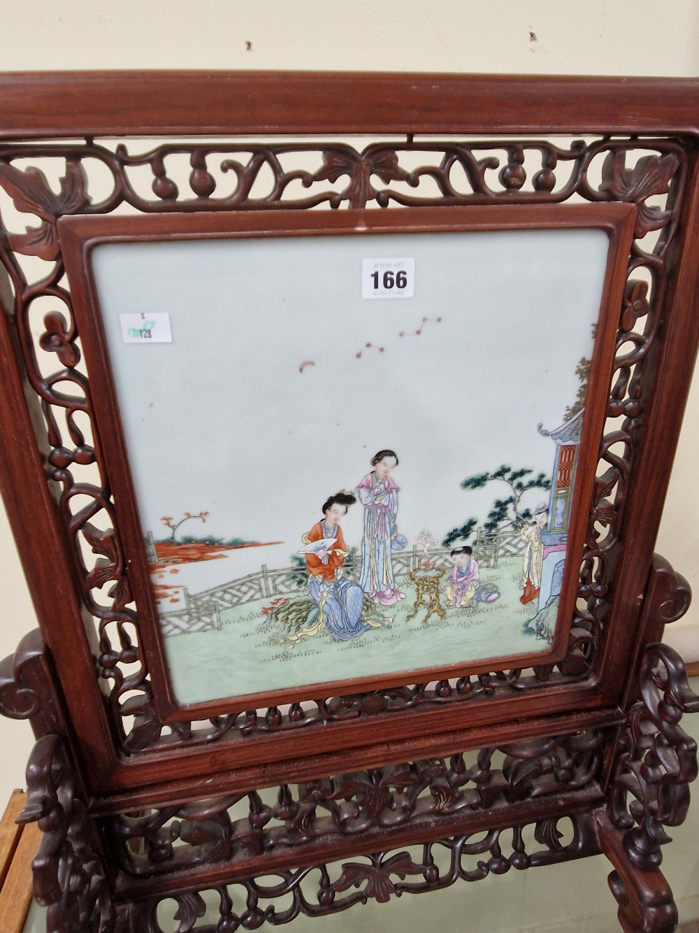 A CHINESE HARDWOOD SET FAMILLE ROSE PLAQUE PAINTED WITH TWO LADIES AND TWO CHILDREN ON A GARDEN - Image 12 of 16