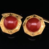 A PAIR OF VINTAGE CARNEILAN CABOCHON CUFF LINKS WITH A CHAIN AND TORPEDO FITTING, STAMPED 585,
