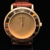 A VINTAGE GUCCI 3000.2.L LADIES WRIST WATCH ON A REPLACEMENT LEATHER STRAP, RETAINING ORIGINAL GUCCI