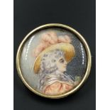 A HANDPAINTED PORTRAIT MINIATURE IN A ROUND BROOCH SETTING, UNMARKED ASSESSED AS 14ct GOLD. DIAMETER
