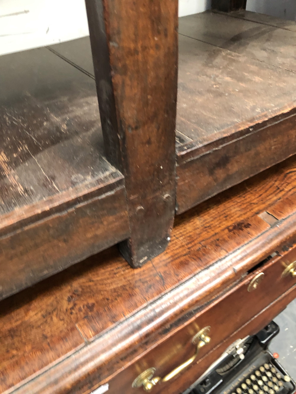 A GEORGIAN AND LATER OAK SMALL THREE DRAWER POT BOARD DRESSER BASE. 72 X 134 X 42CMS. - Image 18 of 22