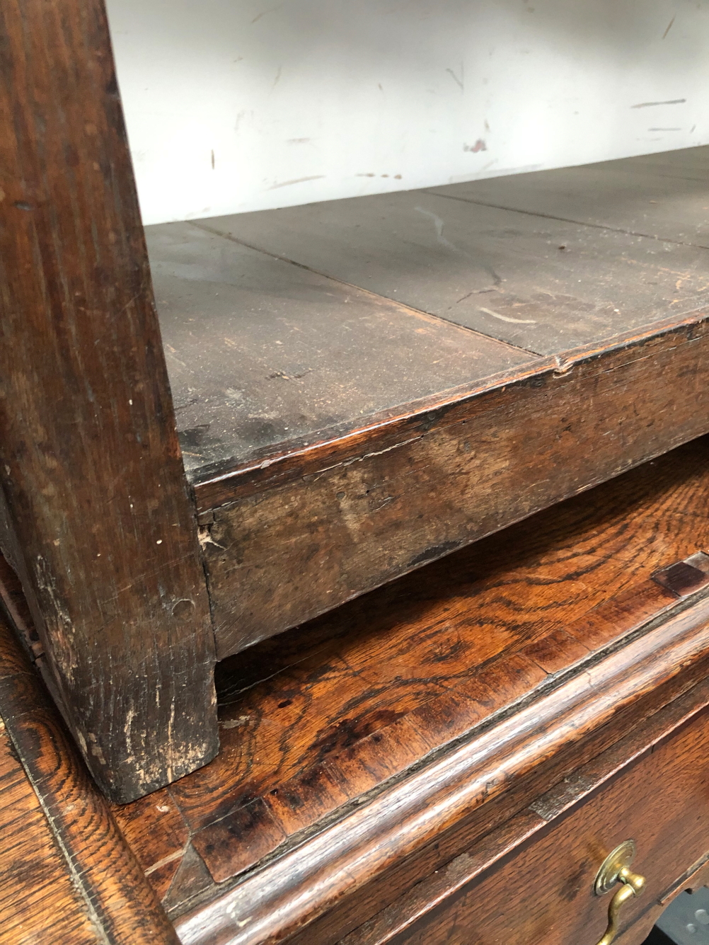 A GEORGIAN AND LATER OAK SMALL THREE DRAWER POT BOARD DRESSER BASE. 72 X 134 X 42CMS. - Image 16 of 22