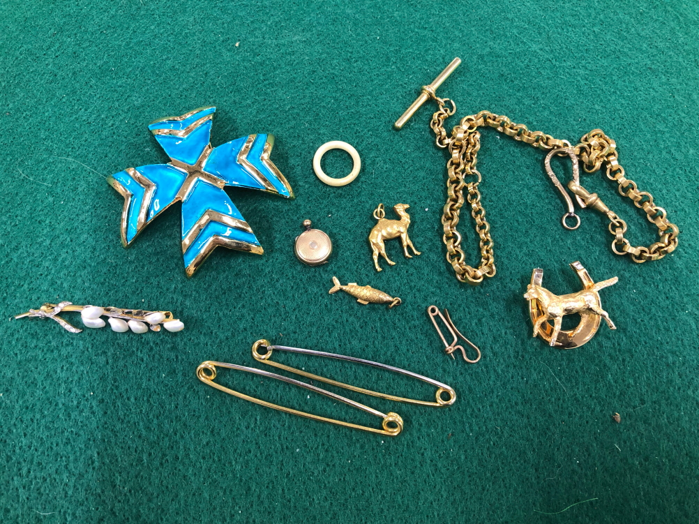 A COLLECTION OF VINTAGE COSTUME JEWELLERY TO INCLUDE A KEN LANE ENAMELLED...