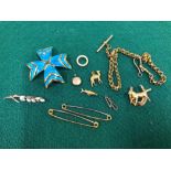 A COLLECTION OF VINTAGE COSTUME JEWELLERY TO INCLUDE A KEN LANE ENAMELLED BROOCH, A WATCH ALBERT,