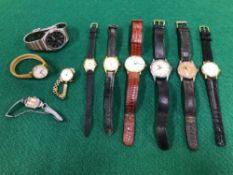 A 9ct GOLD LADIES TRIDENT WRIST WATCH, TOGETHER WITH A QUANTITY OF VINTAGE AND MODERN WATCHES TO