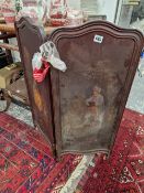 AN EARLY 20th C. MAHOGANY TWO FOLD FIRE SCREEN PAINTED WITH AN 18th C. MAN AND WOMAN