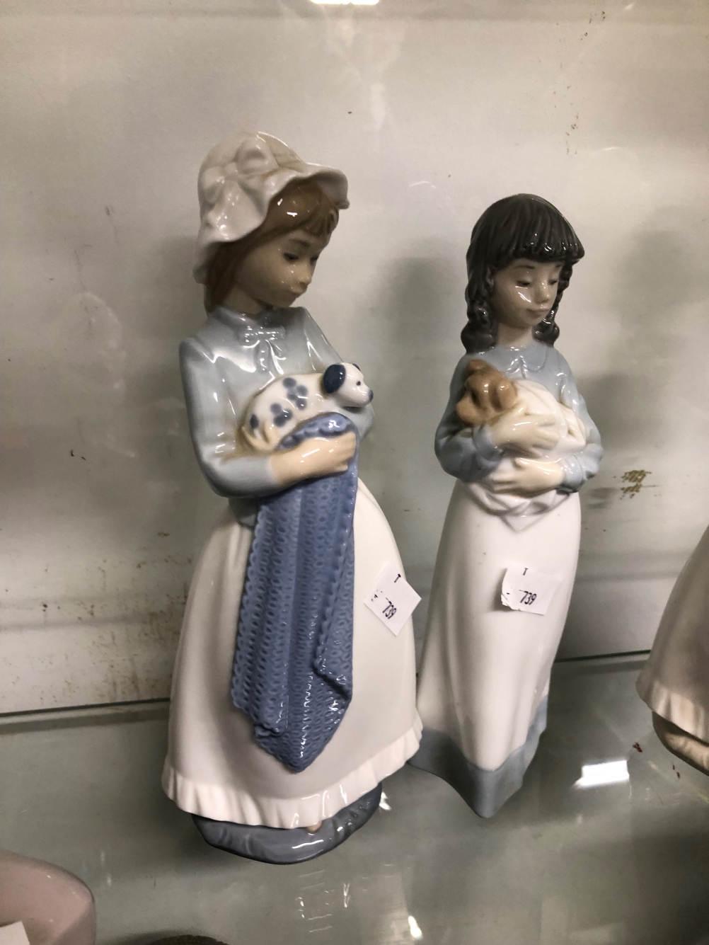 A COLLECTION OF THIRTEEN NAO AND LLADRO FIGURINES - Image 13 of 15