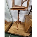 A VICTORIAN MAHOGANY TRIPOD TABLE AND TWO BEDROOM CHAIRS.