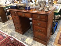 AN EARLY 20th C. MAHOGANY PEDESTAL DESK, THE KNEEHOLE DRAWER FLANKED BY BANKS OF FOUR. W 124 x D
