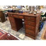 AN EARLY 20th C. MAHOGANY PEDESTAL DESK, THE KNEEHOLE DRAWER FLANKED BY BANKS OF FOUR. W 124 x D