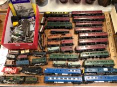 A COLLECTION OF TRIANG 00 GUAGE ELECTRIC TRAINS, CARRIAGES AND ROLLING STOCK