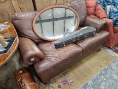 A SMALL LEATHER TWO SEAT SETTEE.