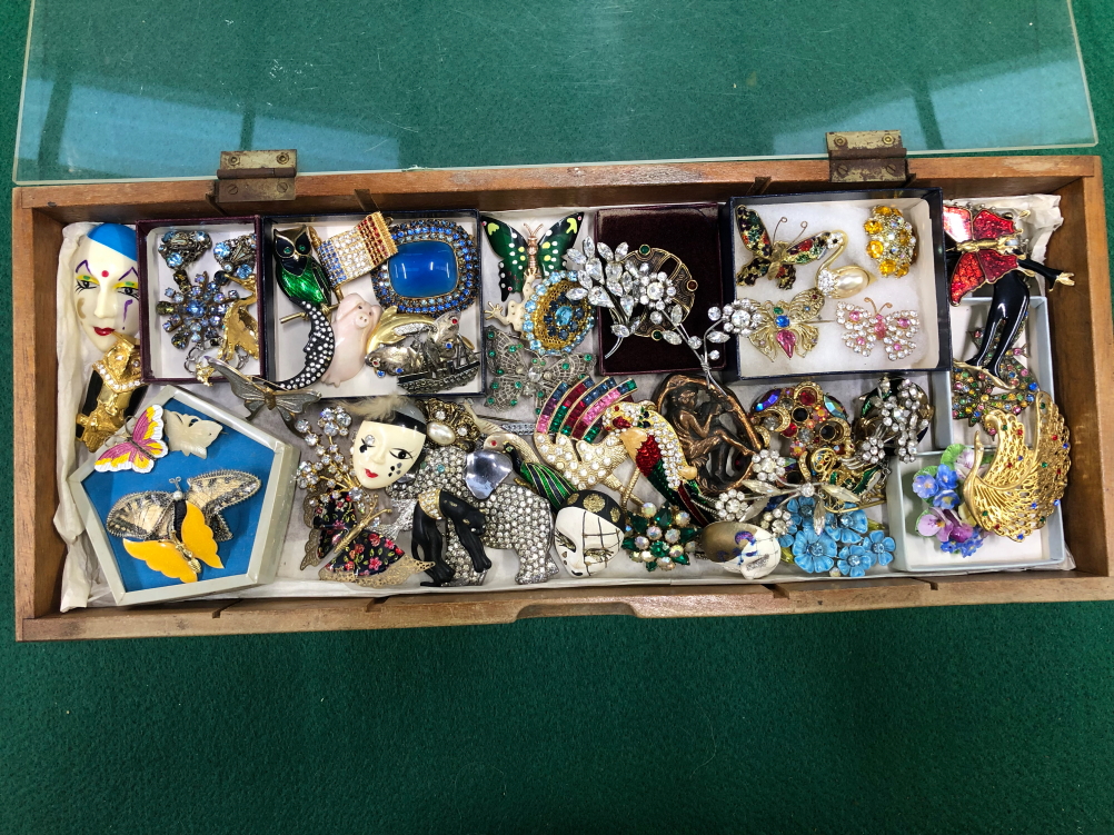 A LARGE COLLECTION OF PREDOMINATELY VINTAGE COSTUME BROOCHES CONTAINED IN...