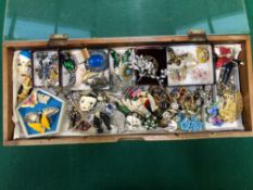 A LARGE COLLECTION OF PREDOMINATELY VINTAGE COSTUME BROOCHES CONTAINED IN WOODEN AND PERSPEX CASE.