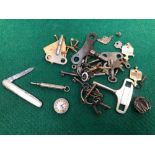 A SMALL COLLECTION OF KEYS, A WATCH MOVEMENT, SILVER MOUNTED POCKET KNIFE ETC.