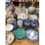 A COLLECTION OF ORIENTAL PORCELAINS, TO INCLUDE A NANKING PLATE, AN IMARI DOUBLE GOURD VASE AND