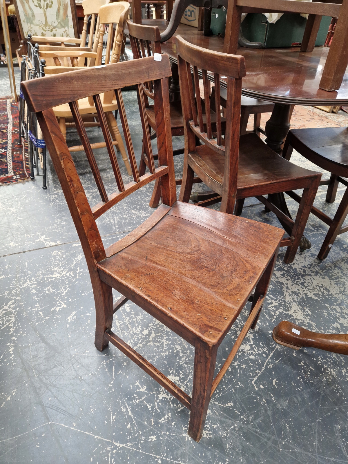 A SET OF SIX GEORGIAN COUNTRY ELM SIDE CHAIRS.