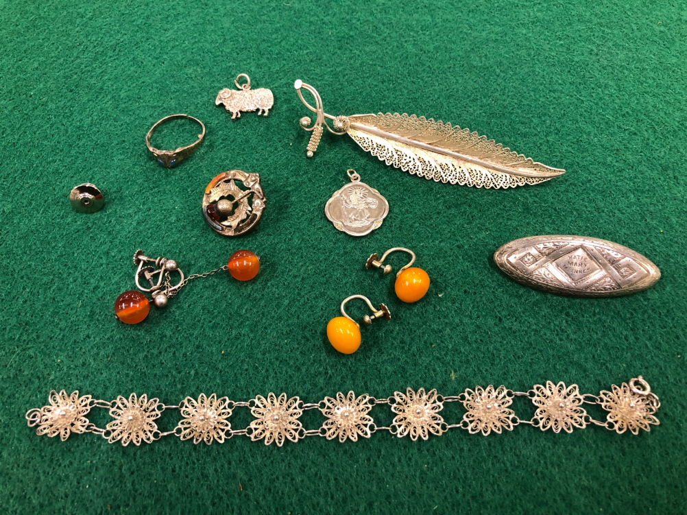 VARIOUS VINTAGE SILVER JEWELLERY TO INCLUDE EARRINGS, A SILVER RAM...