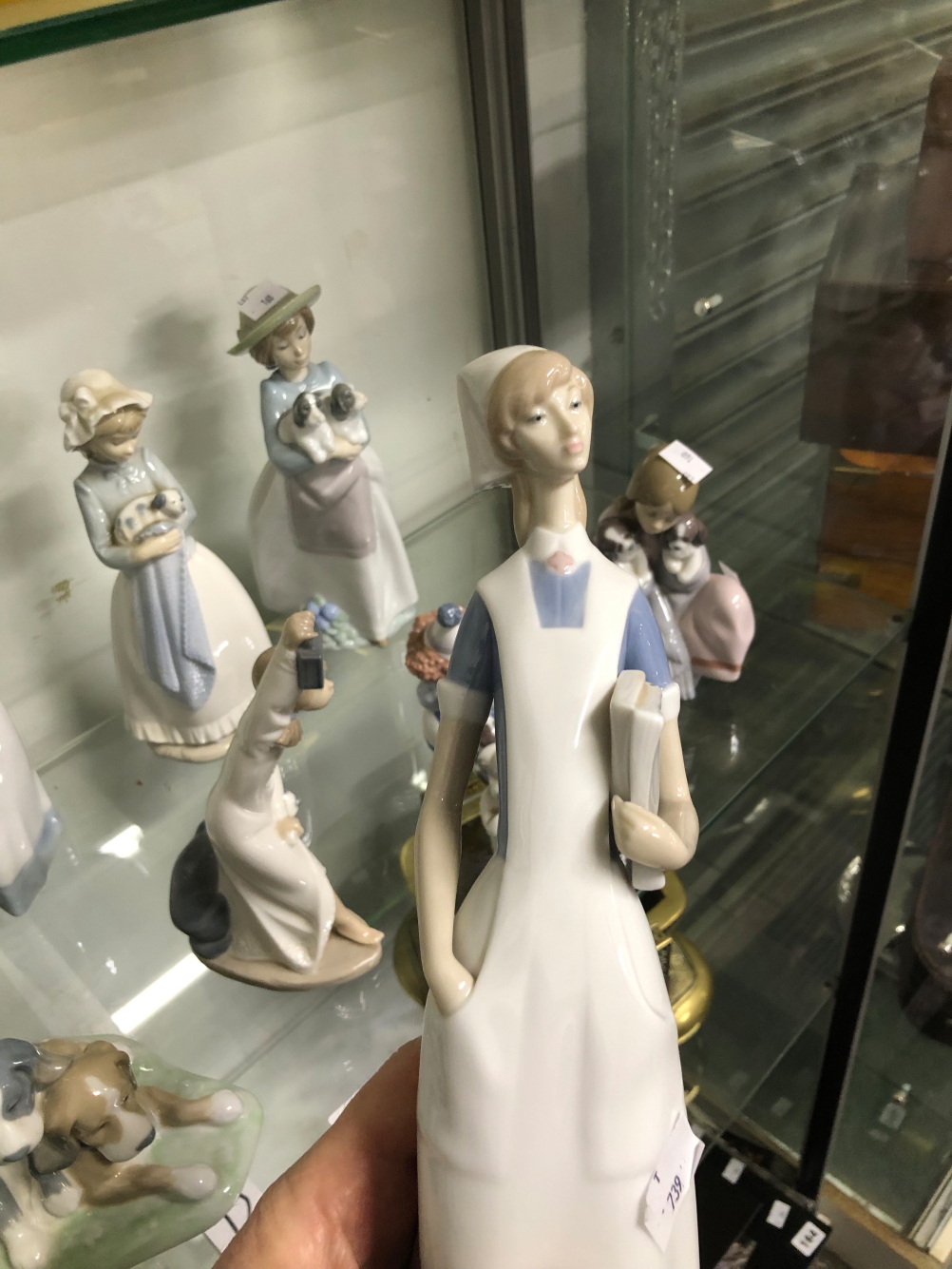 A COLLECTION OF THIRTEEN NAO AND LLADRO FIGURINES - Image 12 of 15