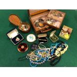 A COLLECTION OF VINTAGE AND ANTIQUE JEWELLERY TO INCLUDE A 9ct GOLD BROOCH, SILVER BROOCHES, COSTUME