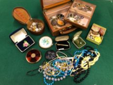 A COLLECTION OF VINTAGE AND ANTIQUE JEWELLERY TO INCLUDE A 9ct GOLD BROOCH, SILVER BROOCHES, COSTUME