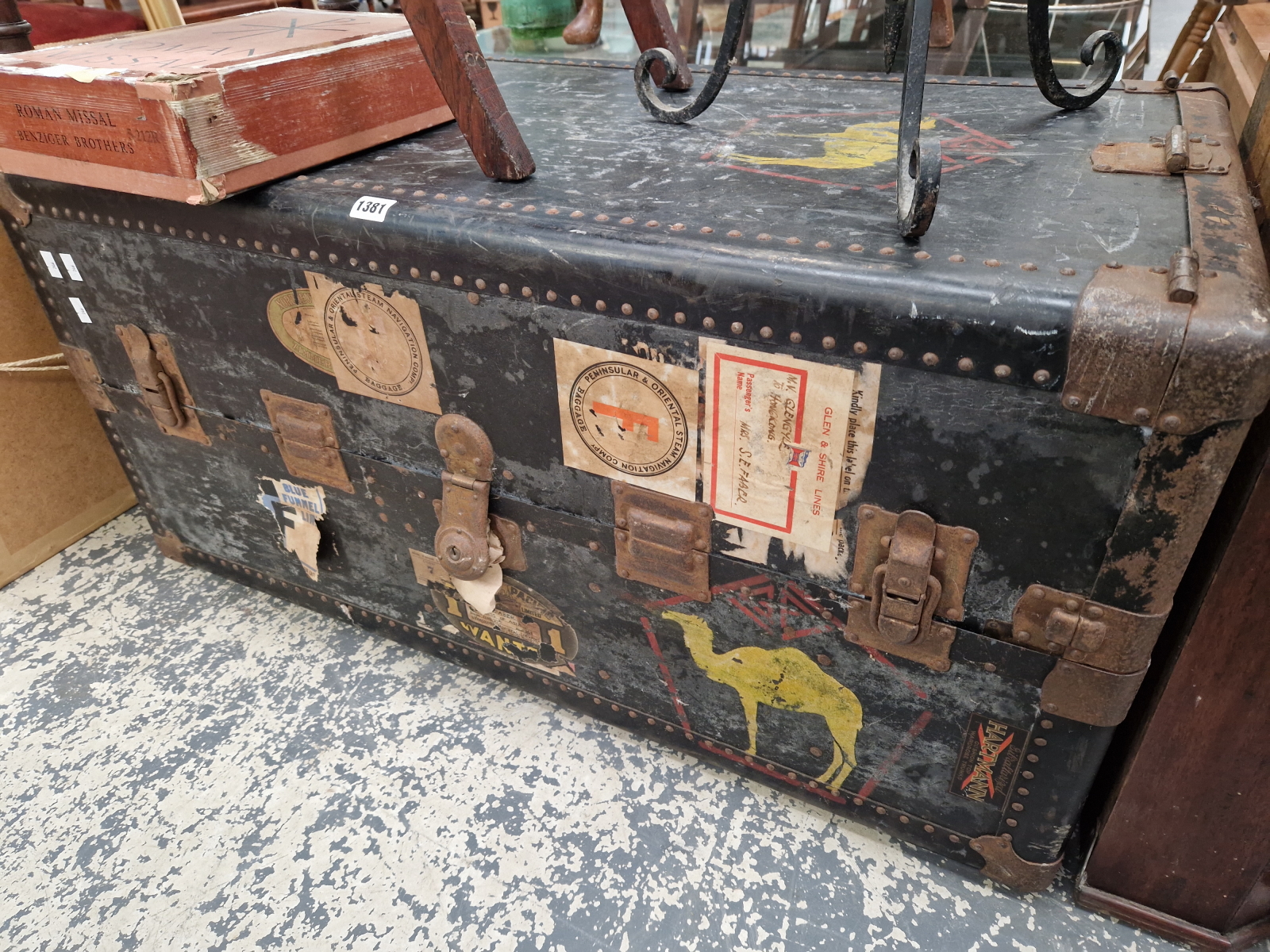 A LARGE VINTAGE CABIN WARDROBE TRUNK.