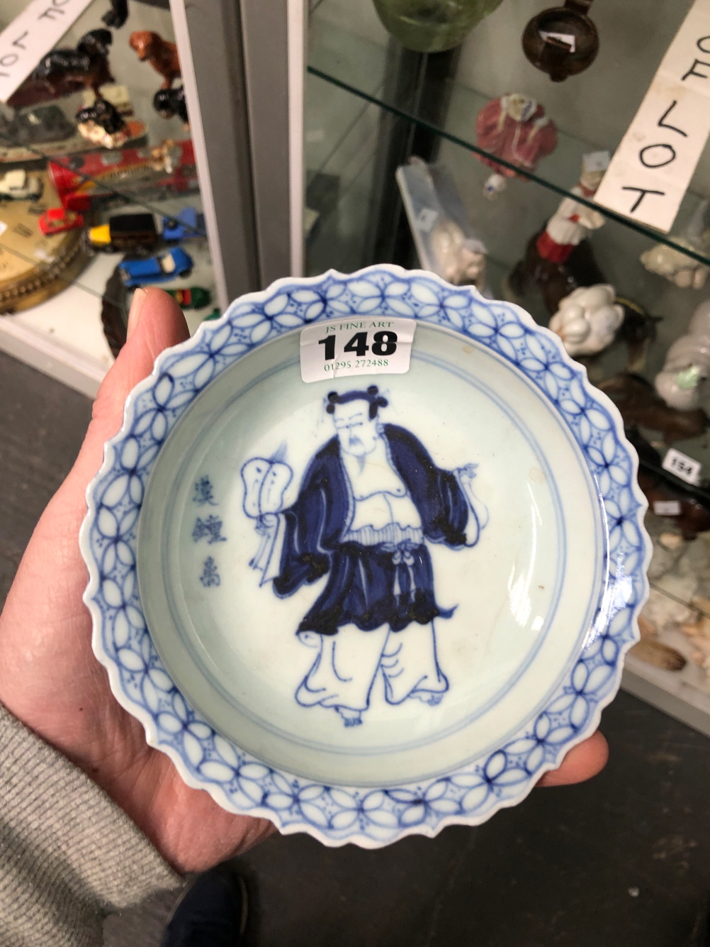 A CHINESE BLUE AND WHITE SMALL DISH PAINTED WITH AN IMMORTAL - Image 7 of 7