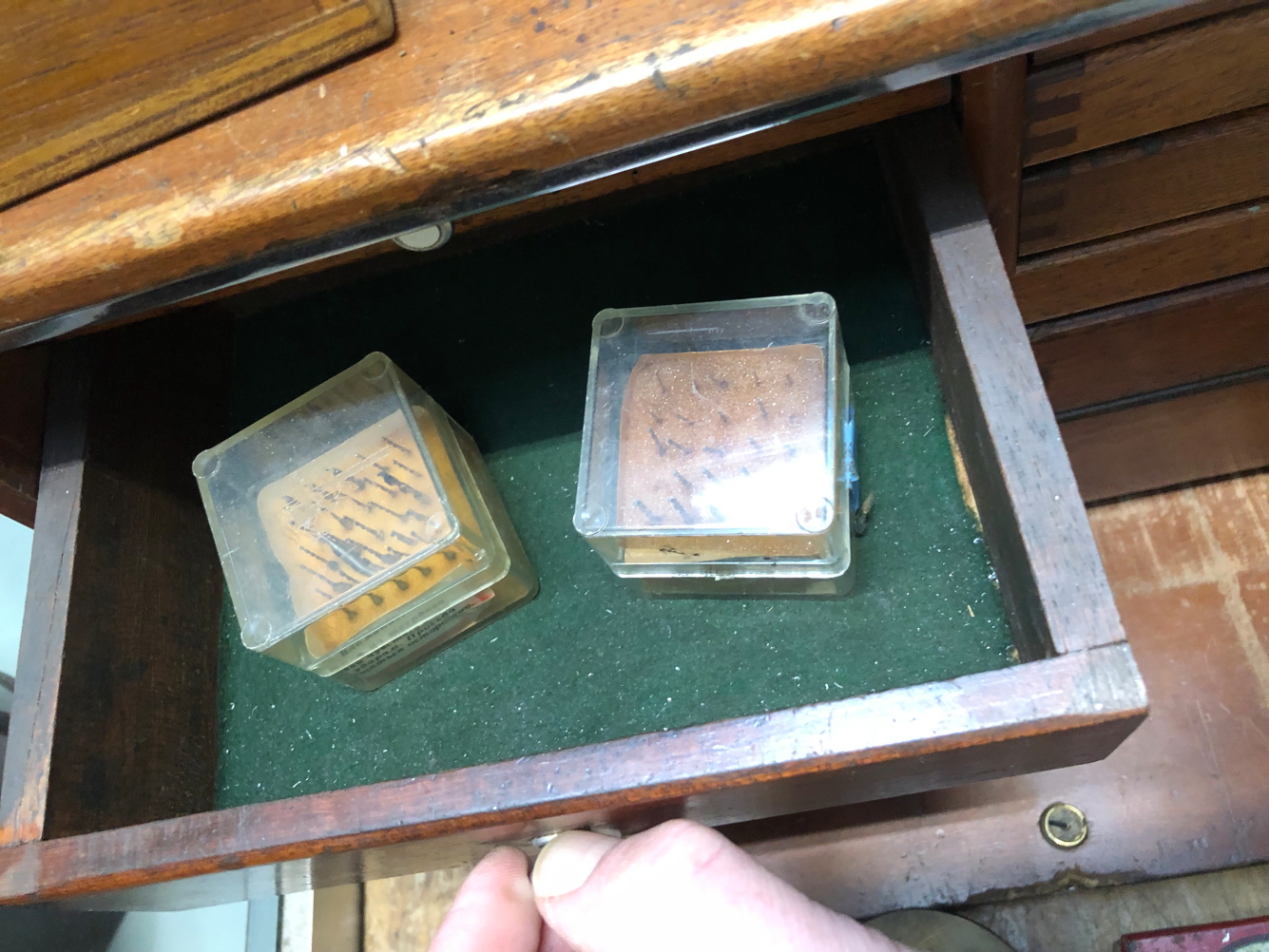 A COLLECTION OF WATCH AND CLOCK MAKERS TOOLS, TO INCLUDE DRILL BITS, LATHES, A MAHOGANY AND - Image 7 of 22