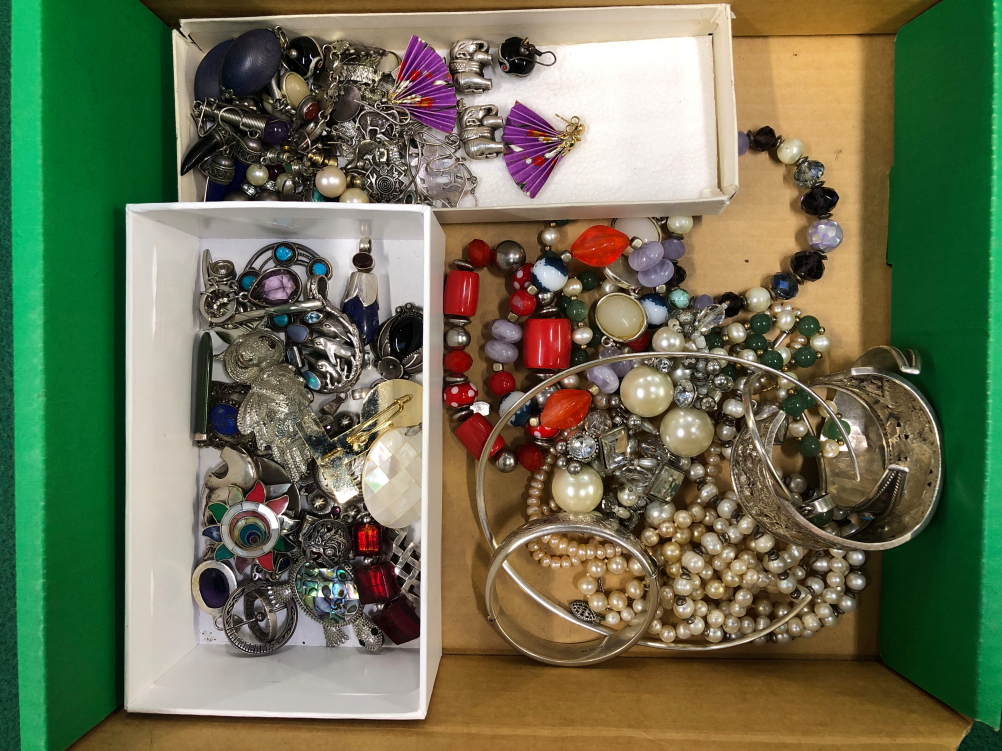 A VARIED COLLECTION OF SILVER AND COSTUME PENDANTS, EARRINGS, BANGLES...