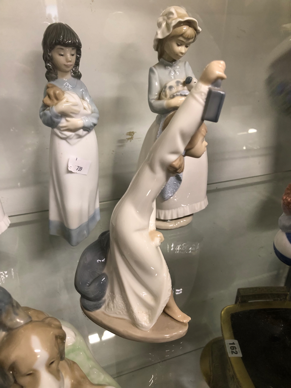 A COLLECTION OF THIRTEEN NAO AND LLADRO FIGURINES - Image 14 of 15