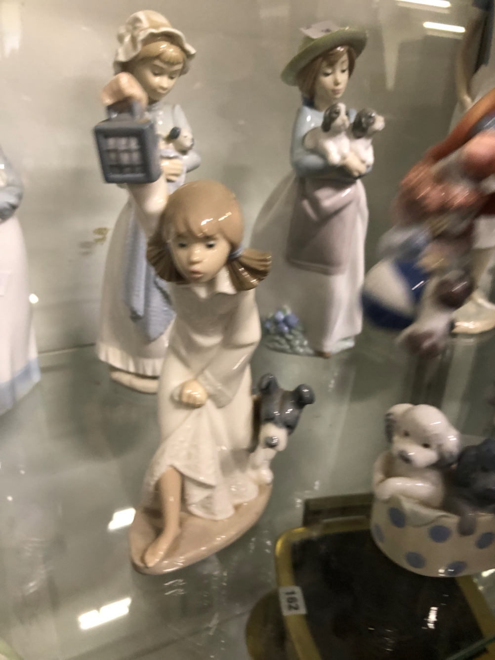 A COLLECTION OF THIRTEEN NAO AND LLADRO FIGURINES - Image 15 of 15