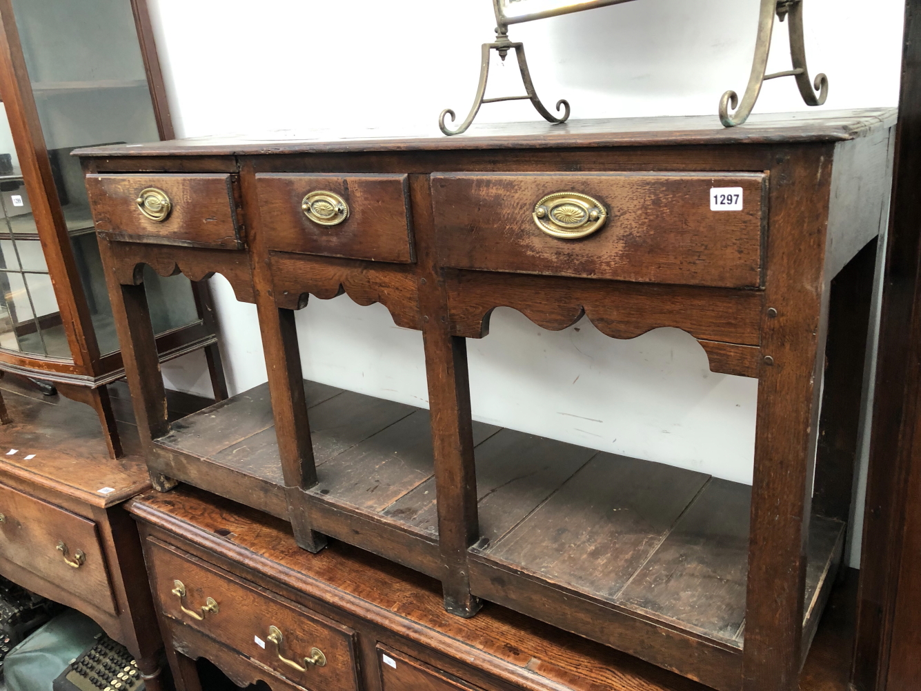 A GEORGIAN AND LATER OAK SMALL THREE DRAWER POT BOARD DRESSER BASE. 72 X 134 X 42CMS. - Image 2 of 22