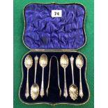 A CASED SET OF SILVER TEASPOONS AND SUGAR NIPS.