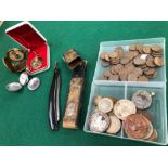 A COLLECTION OF VARIOUS COINS AND MEDALLIONS, TWO POCKET WATCHES AND A VINTAGE RAZOR.