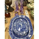 A WILLOW PATTERN PLATTER, A SPODE ITALIAN PLATE TOGETHER WITH SIX PIECES OF MARBLED PURPLE GLASS