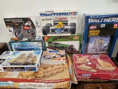 A COLLECTION OF BOXED CONSTRUCTION KITS, CARS, BOATS AND TRAINS