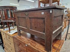 AN UNUSUAL SMALL 18th C. OAK TWO PANEL COFFER.