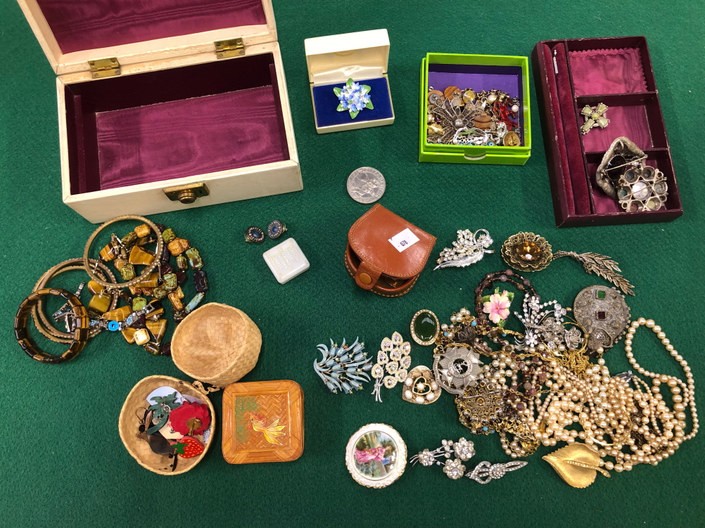 A COLLECTION OF PREDOMINATELY VINTAGE COSTUME JEWELLERY TO INCLUDE...