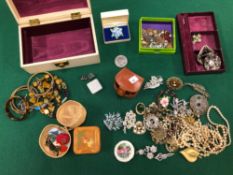 A COLLECTION OF PREDOMINATELY VINTAGE COSTUME JEWELLERY TO INCLUDE BROOCHES, EARRINGS, CUFFLINKS,