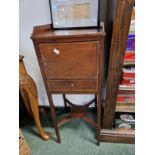AN EARLY 19th C. MAHOGANY AND INLAID BEDSIDE POT CUPBOARD WITH GALLERY TOP.